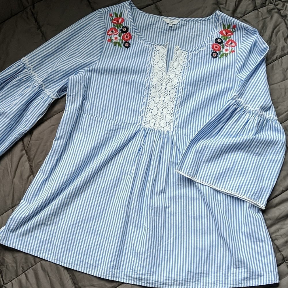 Striped pheasant blouse with embroidery